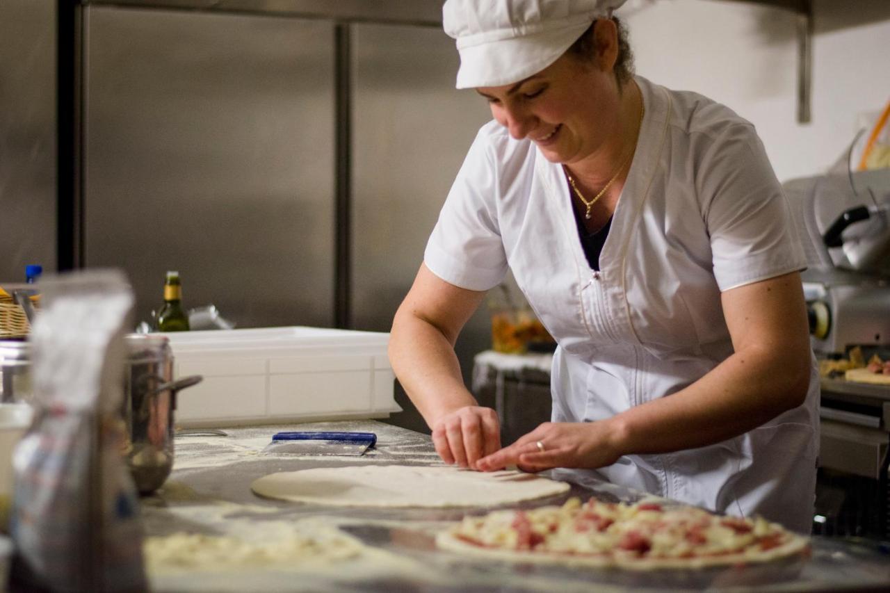 Albergo Ristorante Da Vestro 몬티시아노 외부 사진