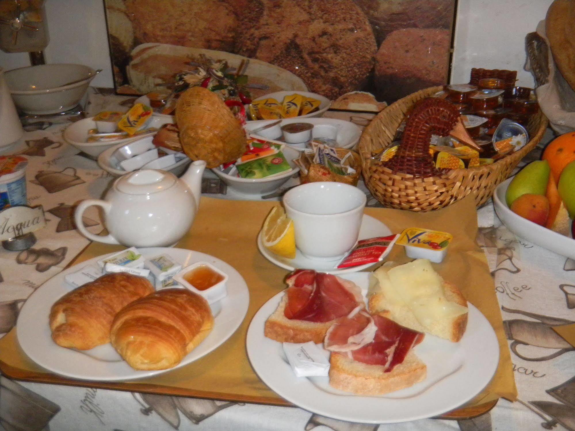 Albergo Ristorante Da Vestro 몬티시아노 외부 사진